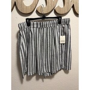 Ana, a new approach— Striped shorts Size XXL